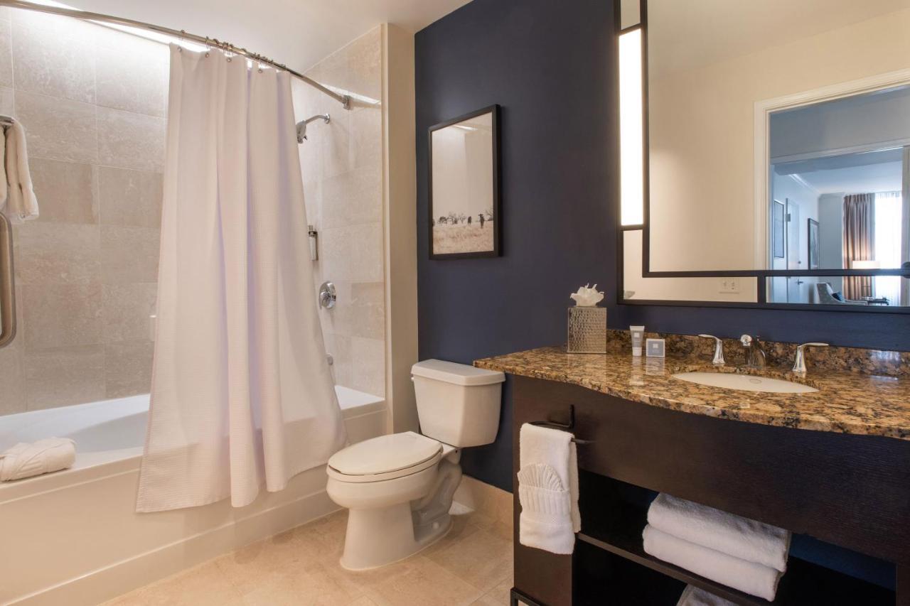 Suite 1 Bedroom Junior Suite 1 King No view Mid floor,1371004910:JPEG
