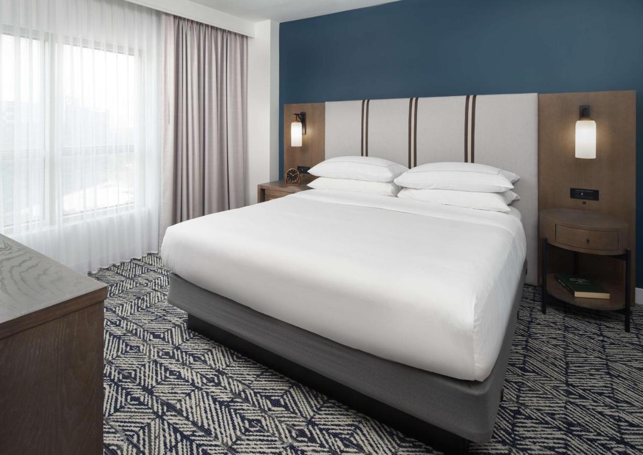 One-Bedroom King Suite with Roll-In Shower - Mobility Access,1498602661:JPEG