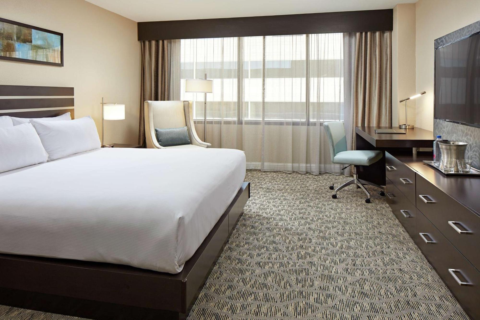 King Room with Mobility Accessible Tub,1552333597:JPEG