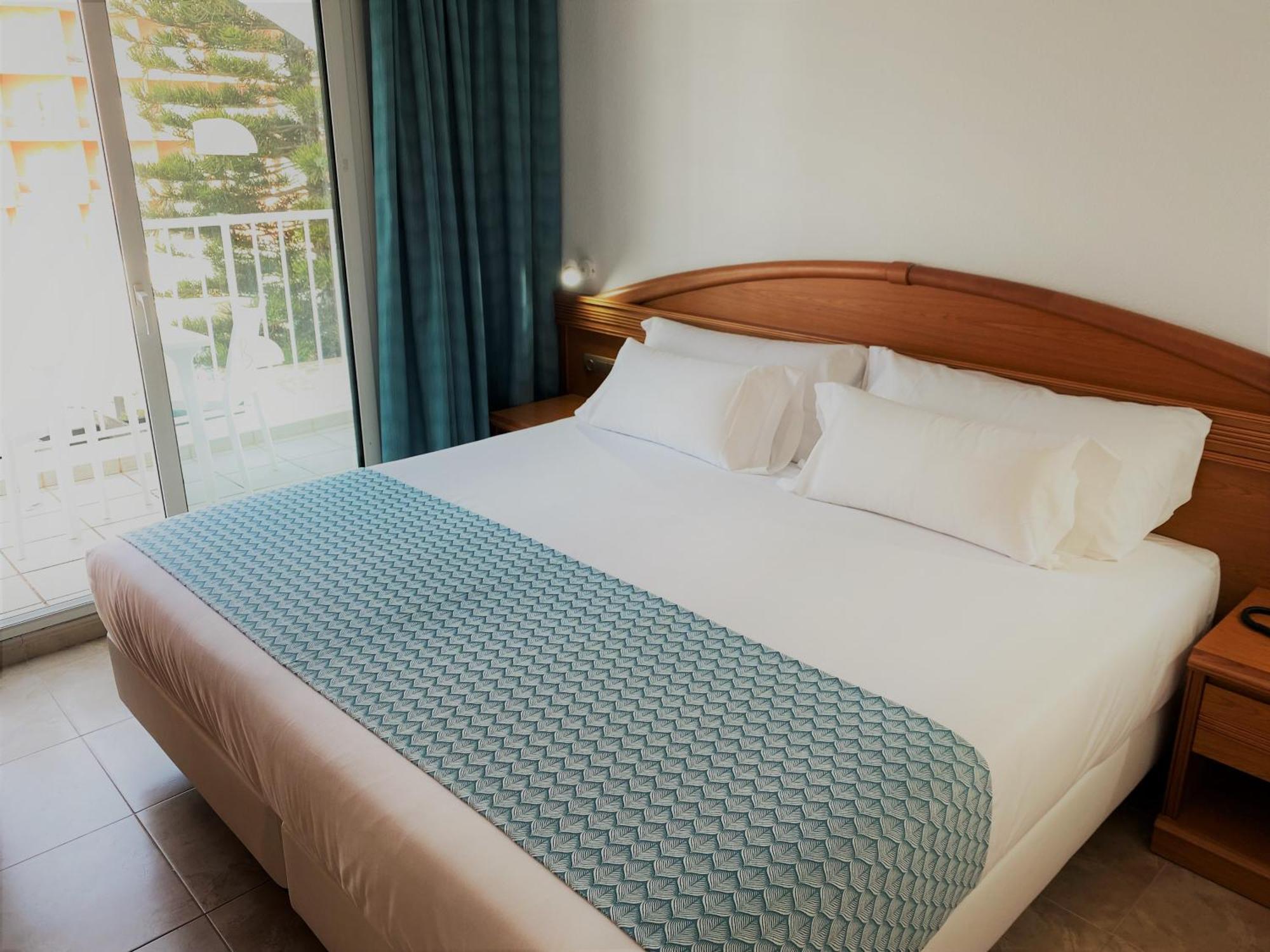 King Room with Roll-In Shower and Sofa Bed - Mobility Access