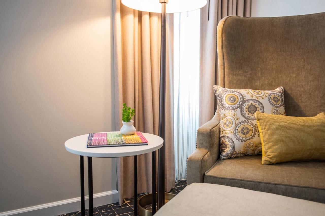 Newly Renovated Executive Suite 1 King High floor,1371004910:JPEG