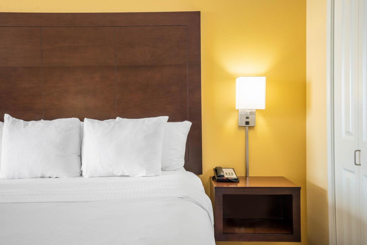 Queen Room - Mobility/Hearing Accessible with Bathtub with Grab Bars/Non-Smoking